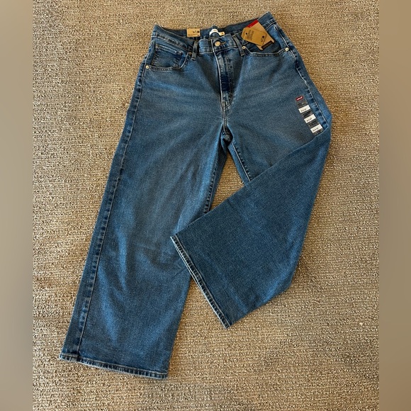 NWT LEVIS HIGH RISE WIDE LEG. Cute trendy jeans. 31”x27”. Has some stretch too. - Picture 3 of 10